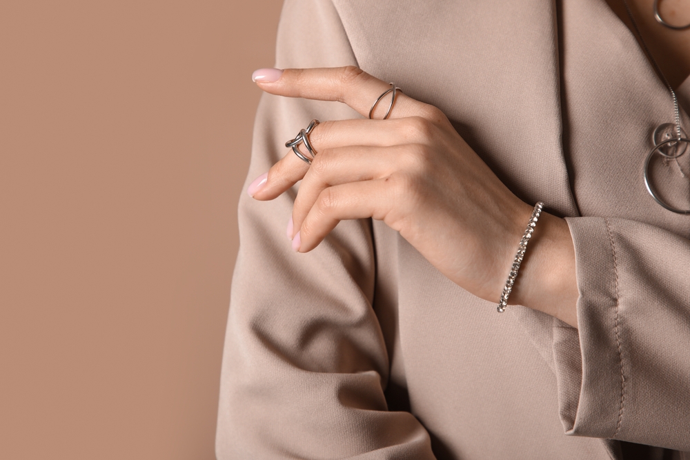 Prezent dla niej: damskie bransoletki ze srebra, które zachwycają